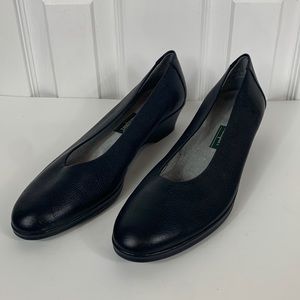 NWOT Rockport black kitten heel slip on shoe size 9.5N. Leather upper